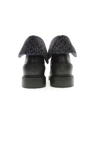 Stivali in pelle nera con un colletto in tessuto a motif. Presentano una suola spessa e un logo impresso sul lato. Il motivo include loghi sovrapposti della U.S. Polo Assn.