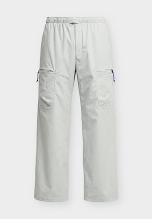 Peak Performance, OUTDOOR CARGO PANTS MEN - Nohavice - summit smoke