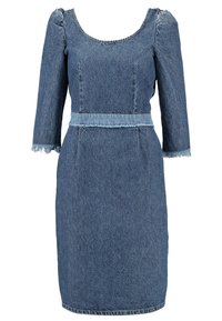 Denimimekkoinen, jossa on pyöreä kaula-aukko, kolme neljäsosaa hihat ja vartalonmyötäinen vyötärö. Värjätty hihat ja vyötärö antavat tekstuuria.