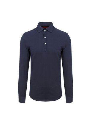 Marineblauwe polo met lange mouwen, gemaakt van zachte stof, met een klassieke kraag, een knoopsluiting met drie knopen en een licht gebogen onderrand.