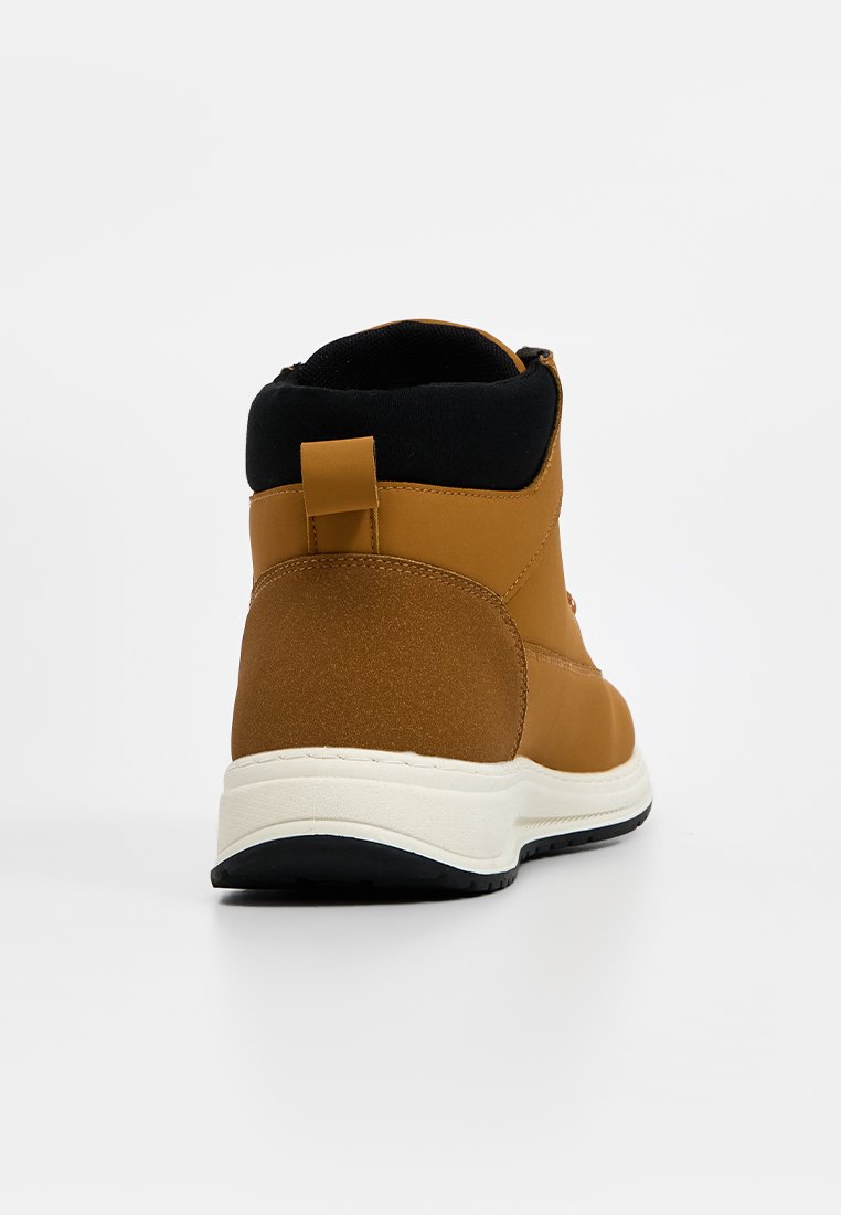 Braune High-Top-Sneaker mit strukturiertem Obermaterial, gepolstertem schwarzen Kragen, Zugschlaufe hinten und weißer Mittelsohle. Schwarze Gummisohle.