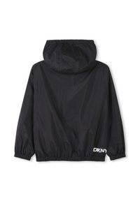 Coupe-vent noir à capuche avec des poignets et un ourlet élastiques. Il présente un petit logo DKNY blanc en bas à gauche. Matière lisse et légère.