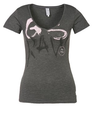 Ciemnoszary dopasowany T-shirt z krótkim rękawem i dekoltem w serek, z abstrakcyjnym różowo-czarnym nadrukiem oraz małym białym okrągłym logo na środku z przodu.