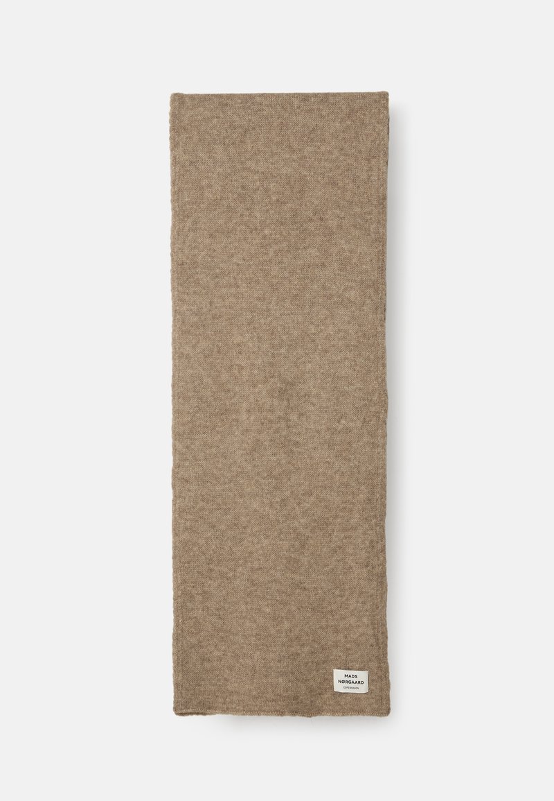 Cachecol castanho em lã com uma textura suave, formato retangular e bordas acabadas. Pequeno rótulo num canto exibindo informações da marca.