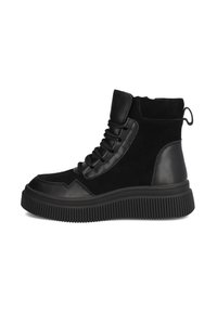 Czarne botki za kostkę wykonane z zamszu i skóry z grubą, żłobioną podeszwą. Posiadają sznurowane zapięcie z przodu oraz pętelkę z tyłu.