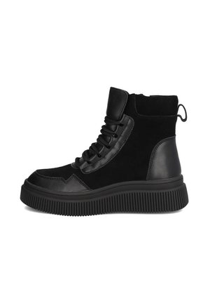 Czarne botki za kostkę wykonane z zamszu i skóry z grubą, żłobioną podeszwą. Posiadają sznurowane zapięcie z przodu oraz pętelkę z tyłu.