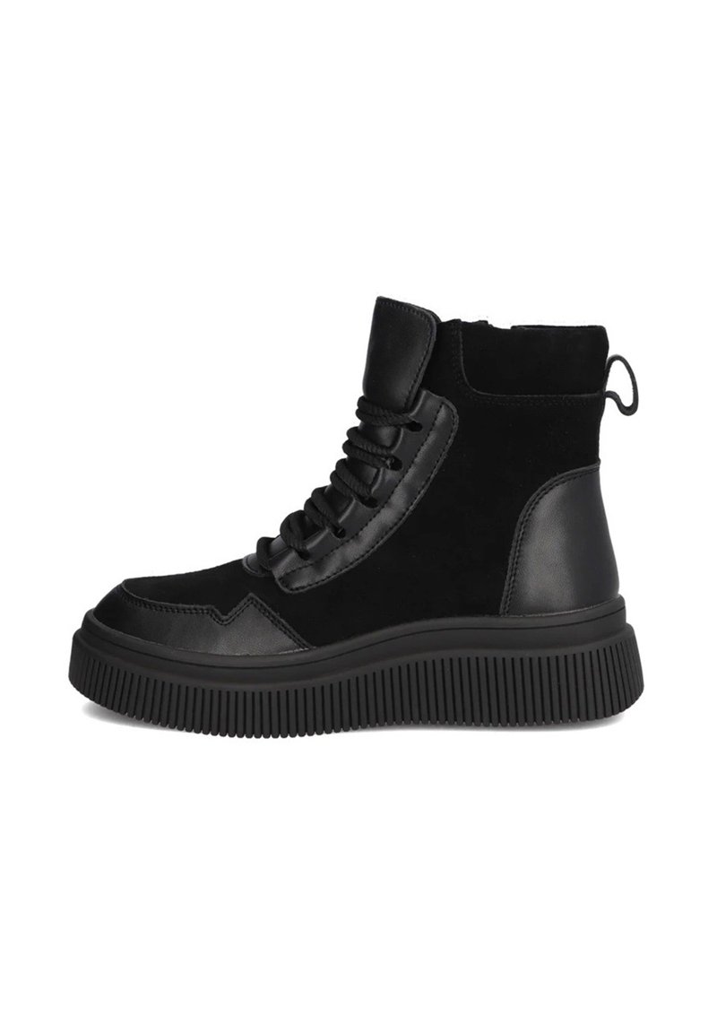 Czarne botki za kostkę wykonane z zamszu i skóry z grubą, żłobioną podeszwą. Posiadają sznurowane zapięcie z przodu oraz pętelkę z tyłu.