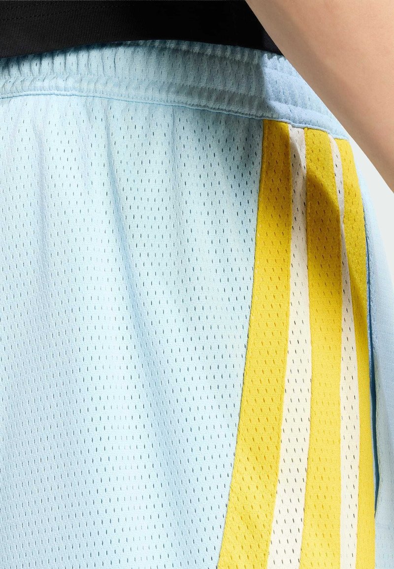 Shorts de sport bleu clair avec une texture en maille respirante, ornés de bandes latérales jaunes et blanches et d'une taille élastique.
