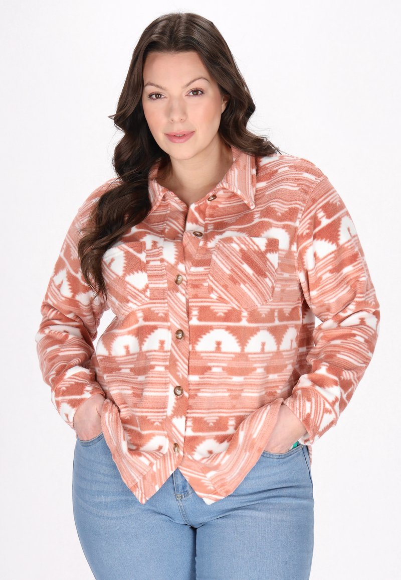 Rdzawoczerwona flanelowa koszula z białymi wzorami geometrycznymi, z zapięciem na guziki z przodu oraz kieszonką na piersi. Miękka w dotyku, z kołnierzem i długimi rękawami.