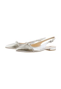 Bottes slingback argentées métalliques avec un bout pointu, un petit talon et un détail en nœud à l'avant. Texture lisse et design élégant.