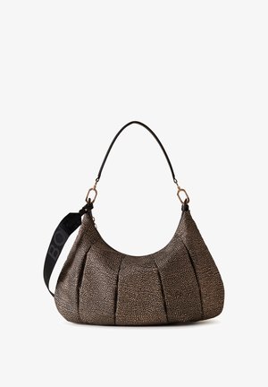 Gestructureerde bronzen handtas met een gebogen vorm, gouden hardware en een afneembare zwarte schouderriem waarop het woord "BOLD" in grote letters staat.