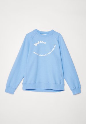 Felpa blu con colletto rotondo, maniche lunghe raglan e orlo leggermente curvato. Presenta un testo bianco in un motivo giocoso e ondulato.