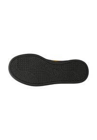 Sole in gomma nera con texture antiscivolo, caratterizzata da motivi ondulati e circolari per una migliore aderenza. Punta arrotondata e bordi rifiniti.