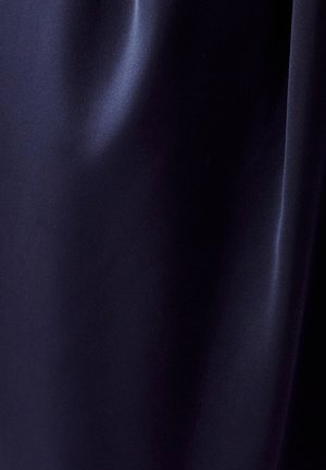 Tamsiai mėlynas, lygus audinys su subtiliu blizgesiu. Tekstūra atrodo šiek tiek blizgi, demonstruojanti elegantišką drapavimą ir turtingą spalvų gylį.