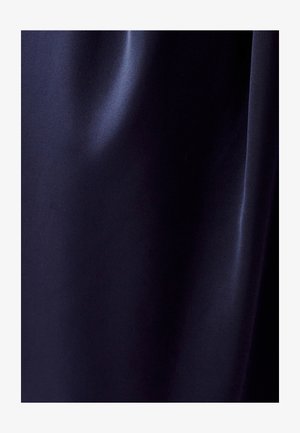 Donkerblauwe, gladde stof met een subtiele glans. De textuur lijkt iets reflecterend en toont elegante draperingen en een rijke kleurdiepte.