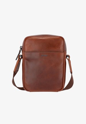 Bolso de hombro de cuero marrón con correa ajustable, bolsillo frontal con cremallera y logotipo "JOOP!" centrado en el panel frontal.