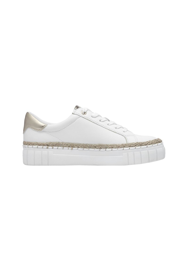 Zapatilla blanca de cuero con suela de estilo espadrille trenzada, acento dorado en el talón y suela de goma blanca texturizada. Diseño de cordones.
