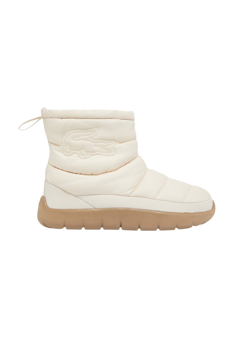 Stivale alla caviglia bianco puffoso con una superficie texture, caratterizzato da cuciture orizzontali e una suola in gomma beige. Include un dettaglio con logo.