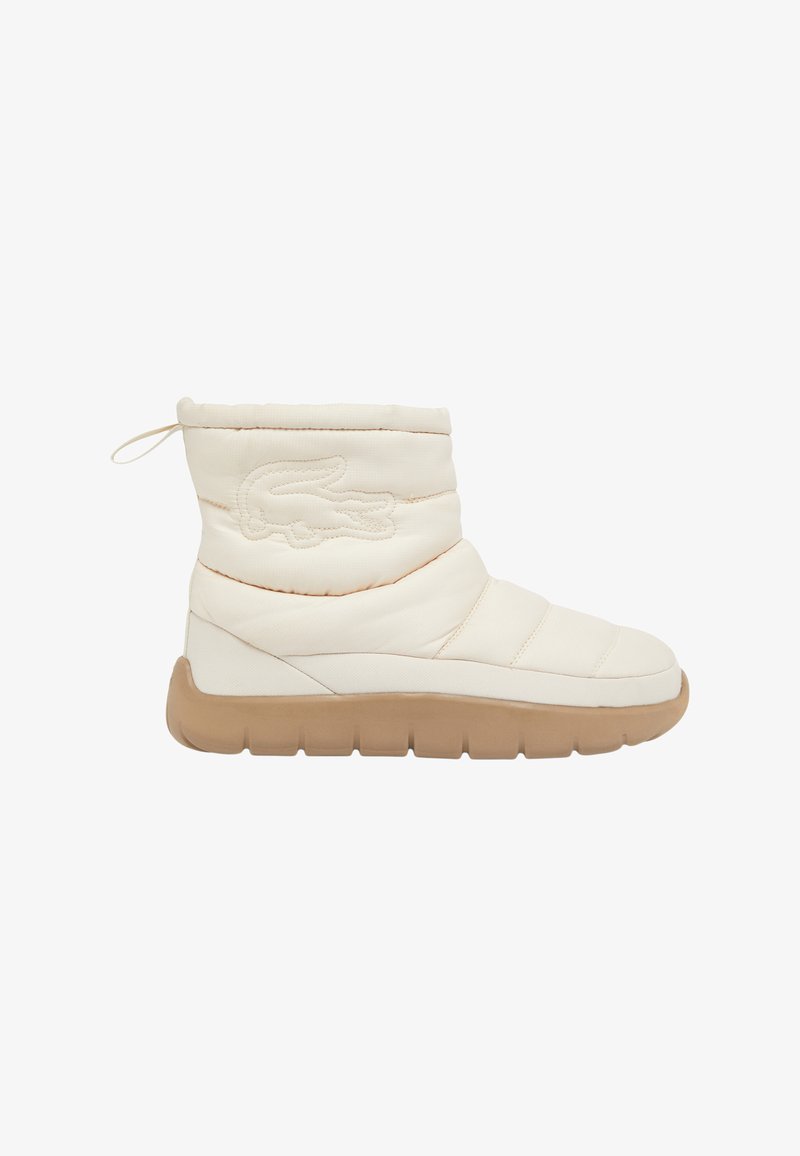 Stivale alla caviglia bianco puffoso con una superficie texture, caratterizzato da cuciture orizzontali e una suola in gomma beige. Include un dettaglio con logo.