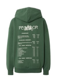 Sweat à capuche vert foncé avec un menu des vins imprimé au dos listant champagne, Bourgogne pétillant et vins tranquilles avec les prix des bouteilles et des demi-bouteilles.