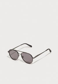 Ochelari de soare de tip black metal cu lentile ovale, lentile întunecate, cadru subțire și brate elegante. Fără logo-uri vizibile sau modele distinctive.