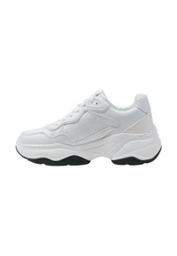 Baskets blanches en cuir lisse avec des accents texturés, bout rond, fermeture à lacets à l'avant et semelle en caoutchouc noire avec un motif de grip.