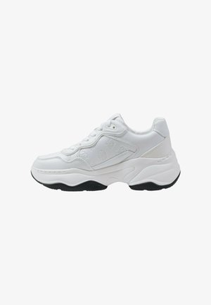 Baskets blanches en cuir lisse avec des accents texturés, bout rond, fermeture à lacets à l'avant et semelle en caoutchouc noire avec un motif de grip.