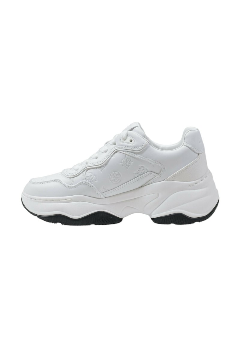 Baskets blanches en cuir lisse avec des accents texturés, bout rond, fermeture à lacets à l'avant et semelle en caoutchouc noire avec un motif de grip.