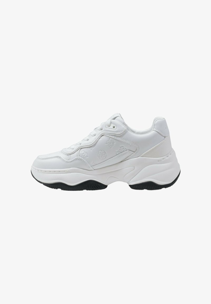 Baskets blanches en cuir lisse avec des accents texturés, bout rond, fermeture à lacets à l'avant et semelle en caoutchouc noire avec un motif de grip.
