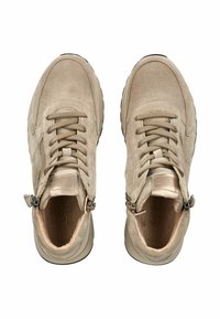 Des baskets en daim beige présentent un design à lacets avec une fermeture éclair sur le côté, un dessus texturé, un col rembourré et une semelle extérieure rembourrée pour plus de confort.