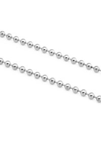 Cadena de cuentas plateadas, con cuentas metálicas redondas unidas entre sí. Textura suave con un aspecto uniforme y superficie reflectante.