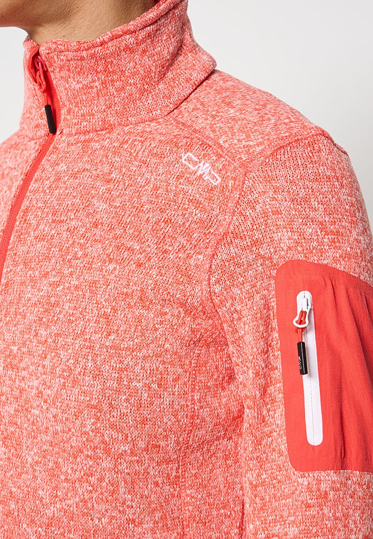 Fleecejacke aus strukturiertem orangefarbenem Stoff. Mit hohem Kragen, durchgehendem Reißverschluss und einer Reißverschlusstasche am Ärmel mit weißen und schwarzen Akzenten.