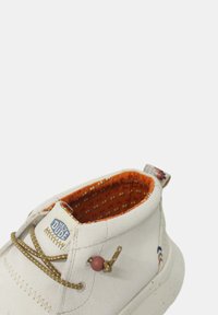 Scarpa alla caviglia bianca in suede con un interno a motivo arancione strutturato. Presenta lacci marroni e un pull tab decorativo con un logo.