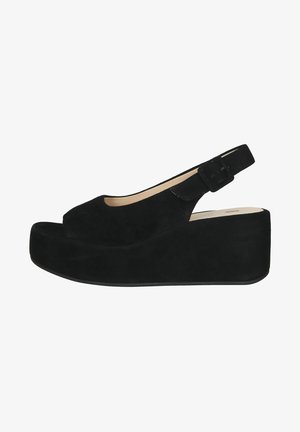 Černé semišové platformové boty se zavazováním na patě, otevřenou špičkou a nastavitelnou přezkou; mají silný klínový podpatek pro zvýšení výšky.