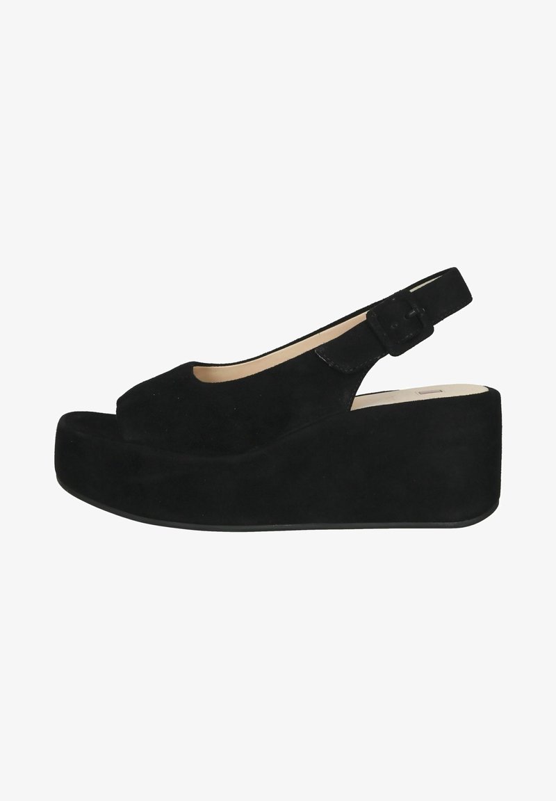 Chaussures compensées en daim noir avec un design à bride arrière, bout ouvert et boucle réglable ; dotées d'un talon compensé épais pour plus de hauteur.