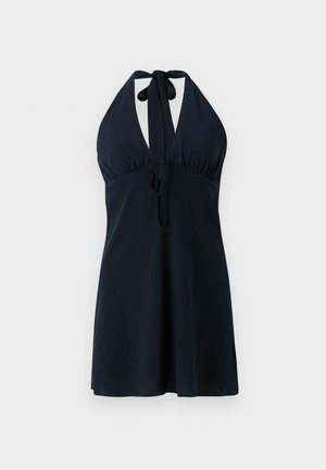 Tummansininen halterneck-mekko, jossa on syvä pääntie, kerätty vyötärö ja nauhat kaulassa ja vyötäröllä. Silkkinen kangas, jossa on virtaava siluetti.