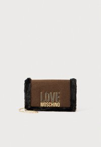 Ruda piniginė iš tekstūruotos medžiagos su dirbtinio kailio akcentais. Turi auksinį "LOVE MOSCHINO" logotipą ir grandinėlės formos dirželį nešiojimui.