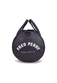 Borsa rotonda blu navy con texture liscia, con il testo bianco "FRED PERRY" e "ORIGINAL SINCE 1952" stampato in modo prominente. Due manici per il trasporto.