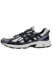 Löparskor med svart och vit mesh, blå detaljer, svart logotypdesign och vit dämpad sula på en vit bakgrund.