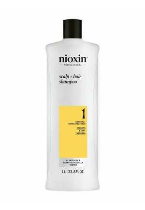 Witte plastic fles van Nioxin Pro Clinical Scalp + Hair Shampoo. Heeft een zwarte dop en een gele label met de aanduiding "1" voor natuurlijke haartypes.