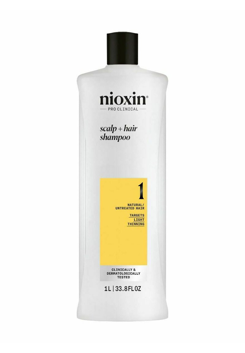 Witte plastic fles van Nioxin Pro Clinical Scalp + Hair Shampoo. Heeft een zwarte dop en een gele label met de aanduiding "1" voor natuurlijke haartypes.