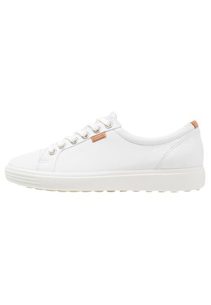 Witte leren sneaker met ronde neus, vlakke witte zool, zes oogjes en een tan kleurig logo accent nabij de veters; minimalistisch ontwerp met een gladde textuur.