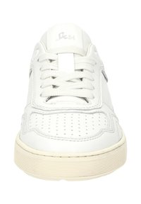 Sneaker in pelle bianca con punta perforata, lacci rotondi, suola in gomma testurizzata e accenti beige a contrasto; presenta un delicato dettaglio del logo sulla linguetta.