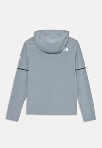Grå huva jacka med långa ärmar, med en svart accentlinje och en logo på övre ryggen. Slät, lättvikts tyg.