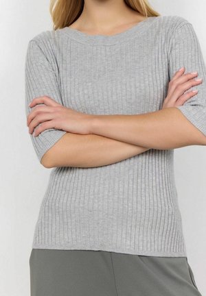 Haut en tricot côtelé gris avec un large décolleté et des manches courtes, présentant une silhouette ajustée et une texture subtile. Associé à un bas gris.