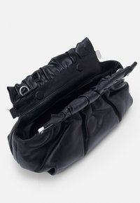 Borsa a mano in pelle nera con parte superiore arricciata, hardware in argento e corpo morbido e testurizzato. Aperta per mostrare lo spazio interno.