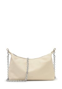 Bolso beige de cuero para hombro con correa de cadena plateada y nombre de la marca sutilmente grabado en relieve en el centro del frente.