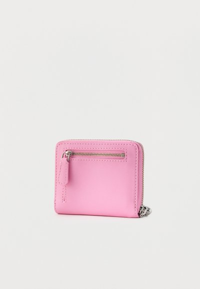 Συμπαγές ροζ δερμάτινο πορτοφόλι με εξωτερική τσέπη με φερμουάρ και ασημένιο τραβηχτήρι φερμουάρ, τοποθετημένο σε μονόχρωμο ανοιχτό γκρι φόντο.