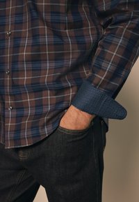 Next EASY OXFORD - Camisa - neutral brown check