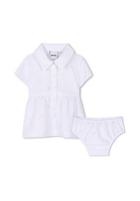 Valkoinen kaksiosainen puuvillasetti, joka sisältää kauluksellisen lyhythihaisen paidan nappilistan kanssa ja vastaavat kuminauhavyötärölliset alushousut, molemmissa hienovaraiset kuviot.